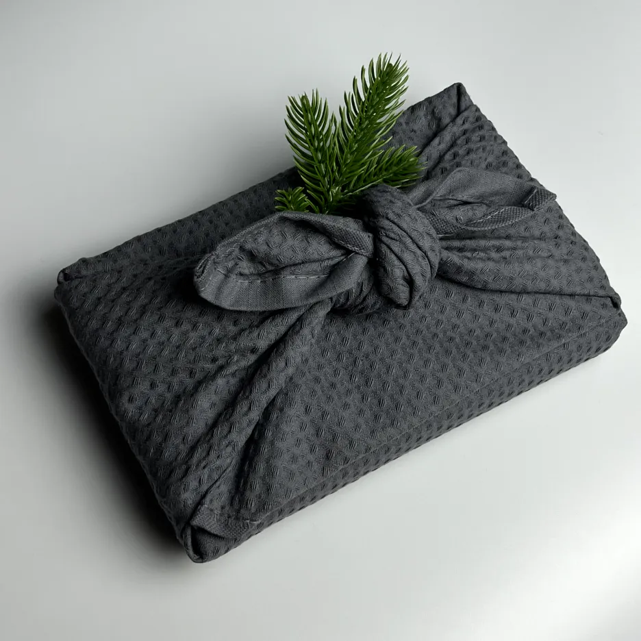 эко-способ упаковки подарка с декором