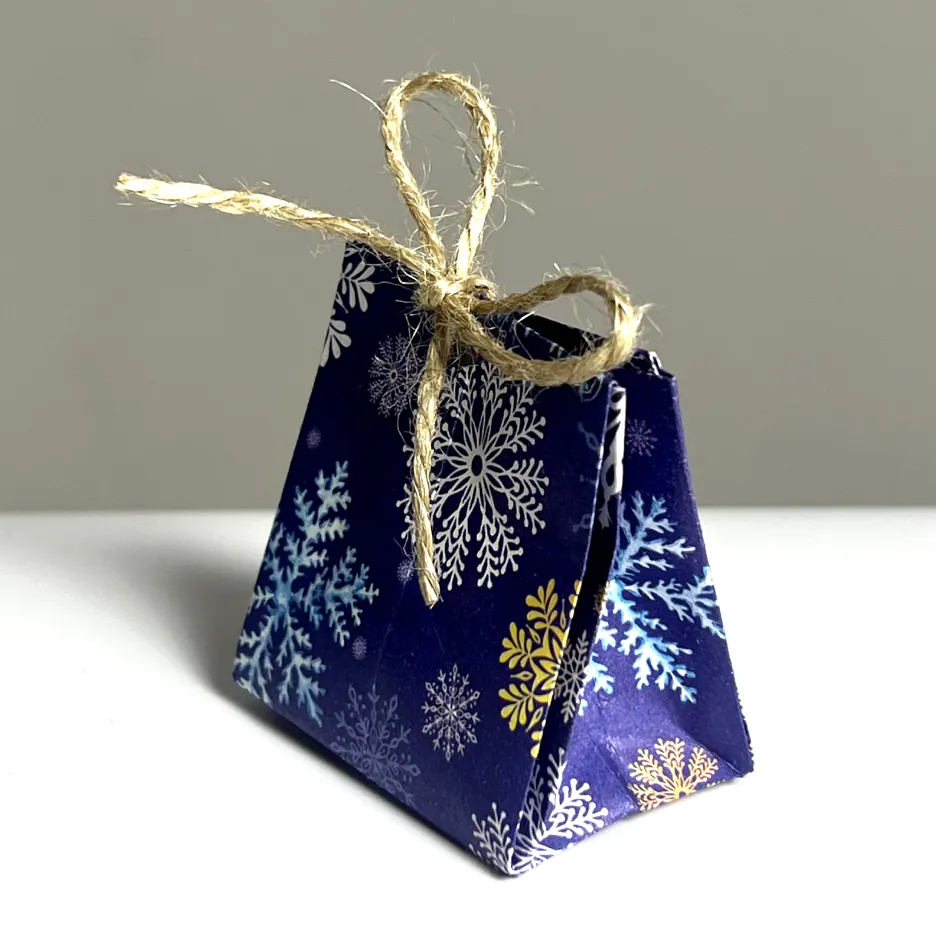 Упаковка подарка способом оригами с бичевкой