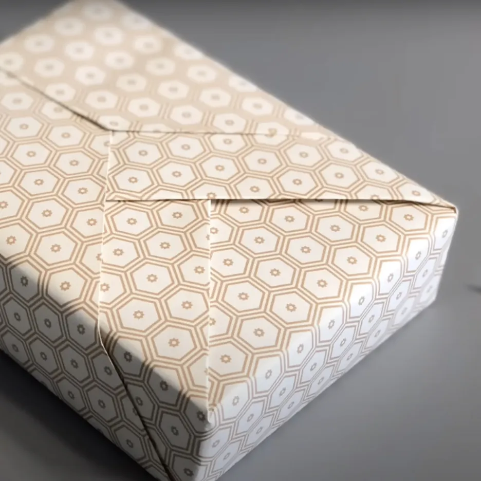 японский способ упаковки подарка с карманом