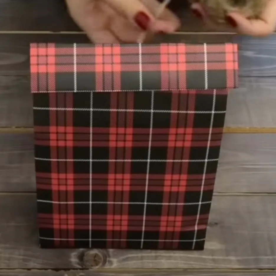 Способ упаковки подарка в пакет